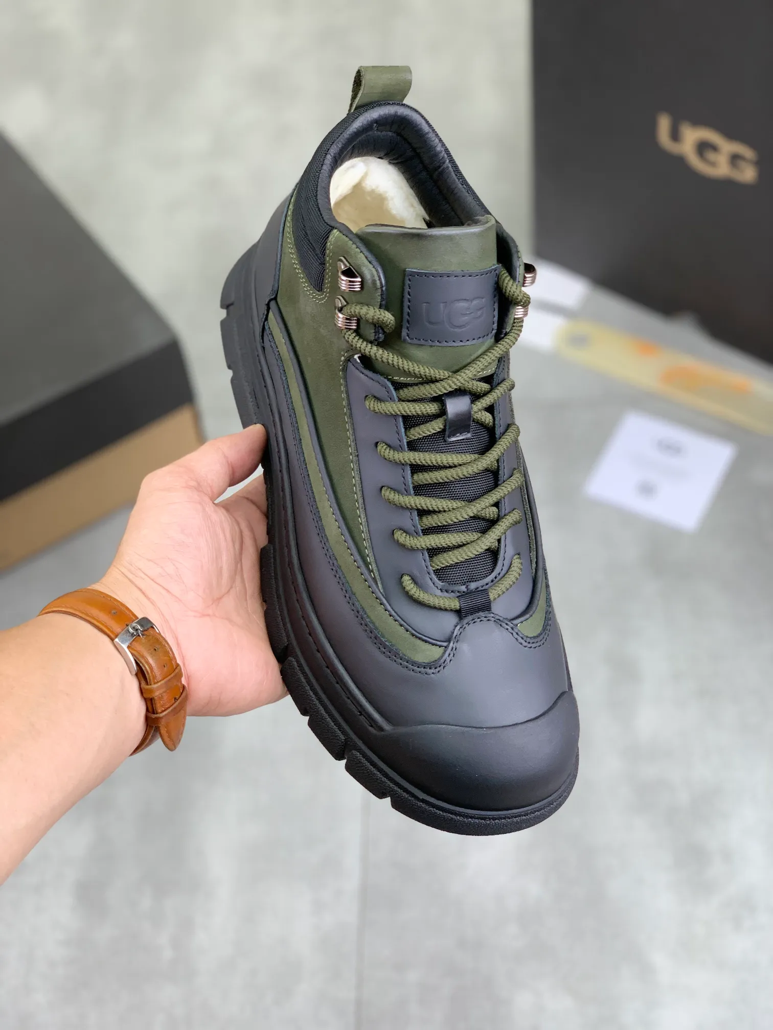 Men's Men's Shoes P620 [New Style] 💰 🆘 "Real Wool" [UGG] 👉 Popular men's shoes official website synchronization 🔰 Genuine quality [proud] is not comparable to the imitations in the general market 🌀 The upper is imported Italian frosted cowhide, and the lining: foot pad 🅰️ grade 🐑 real wool 👻 Only Grade A can show the effect The hand feels smooth and delicate 🔱The shoe shape is grand, only genuine factories can achieve it 🎄The perfect toughness of the original outsole 👻⬛️ allows customers to bid farewell to one-time consumption. Real wool lining, super warm. 3️⃣Colors available Sizes: 38-44